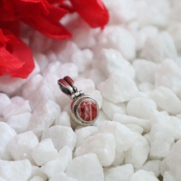 950 Sterling Silver Pendant‎ Red Spondylus Inlay - Picture 2 of 8